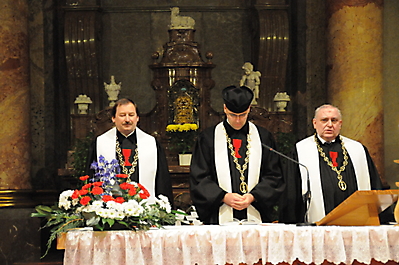 Liturgové v průběhu pobožnosti